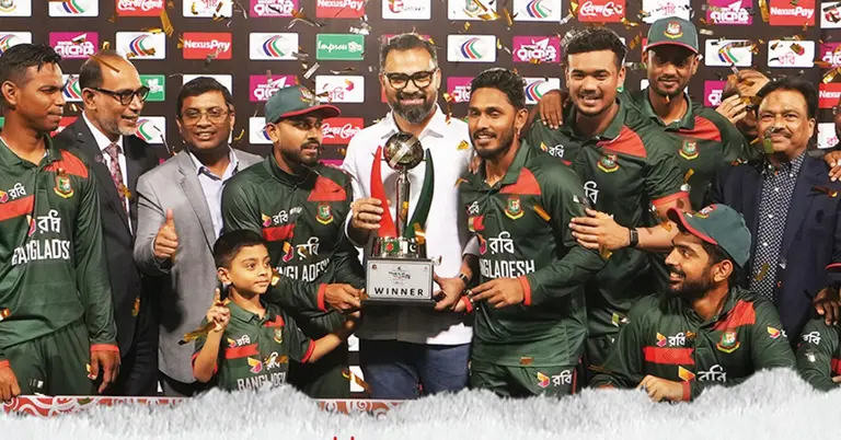 ক্রিকেটারদের সঙ্গে ক্রীড়া প্রতিমন্ত্রী